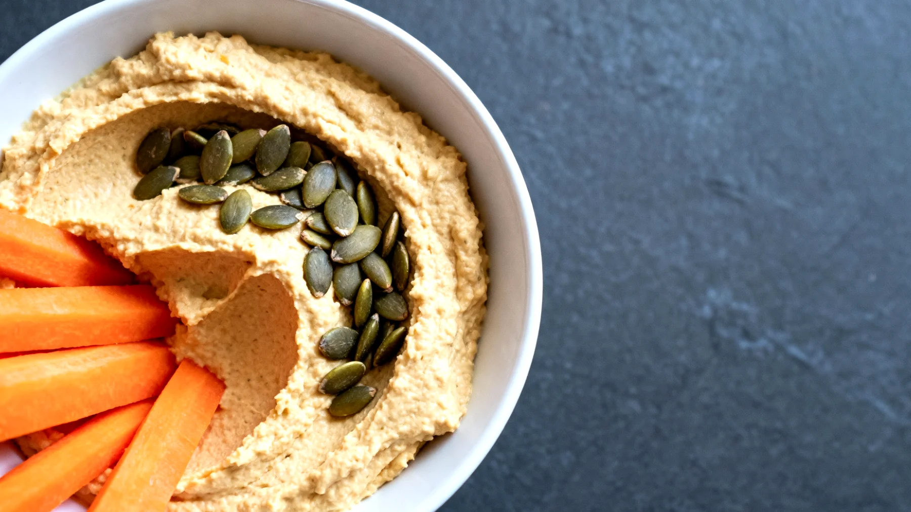 Hummus di ceci con semi di zucca e carote crude"