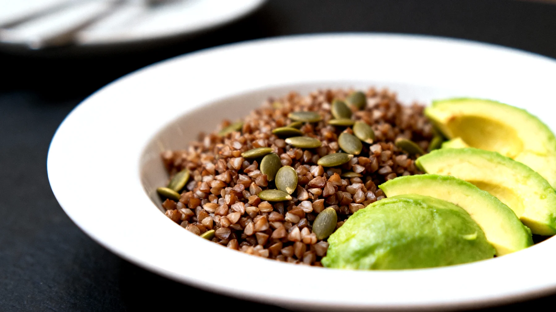 Insalata di grano saraceno con semi di zucca e avocado"