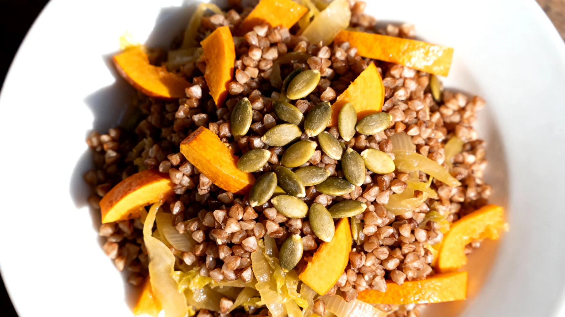 Insalata di grano saraceno con verdure fermentate e semi di zucca"