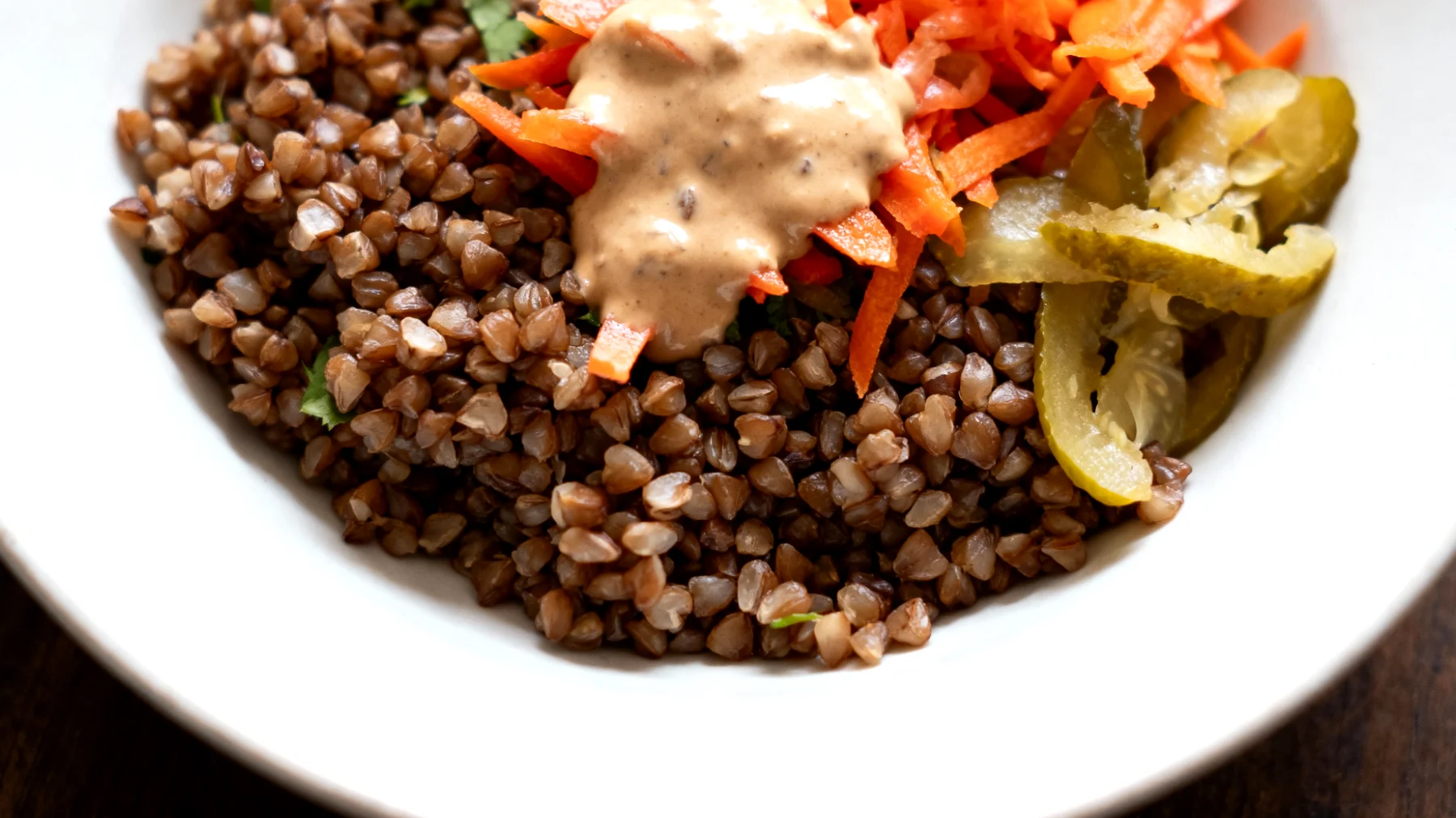 Insalata di grano saraceno con verdure fermentate e tahina"