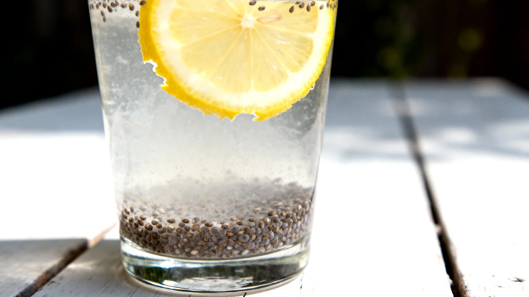 Kefir d'acqua con semi di chia e limone"