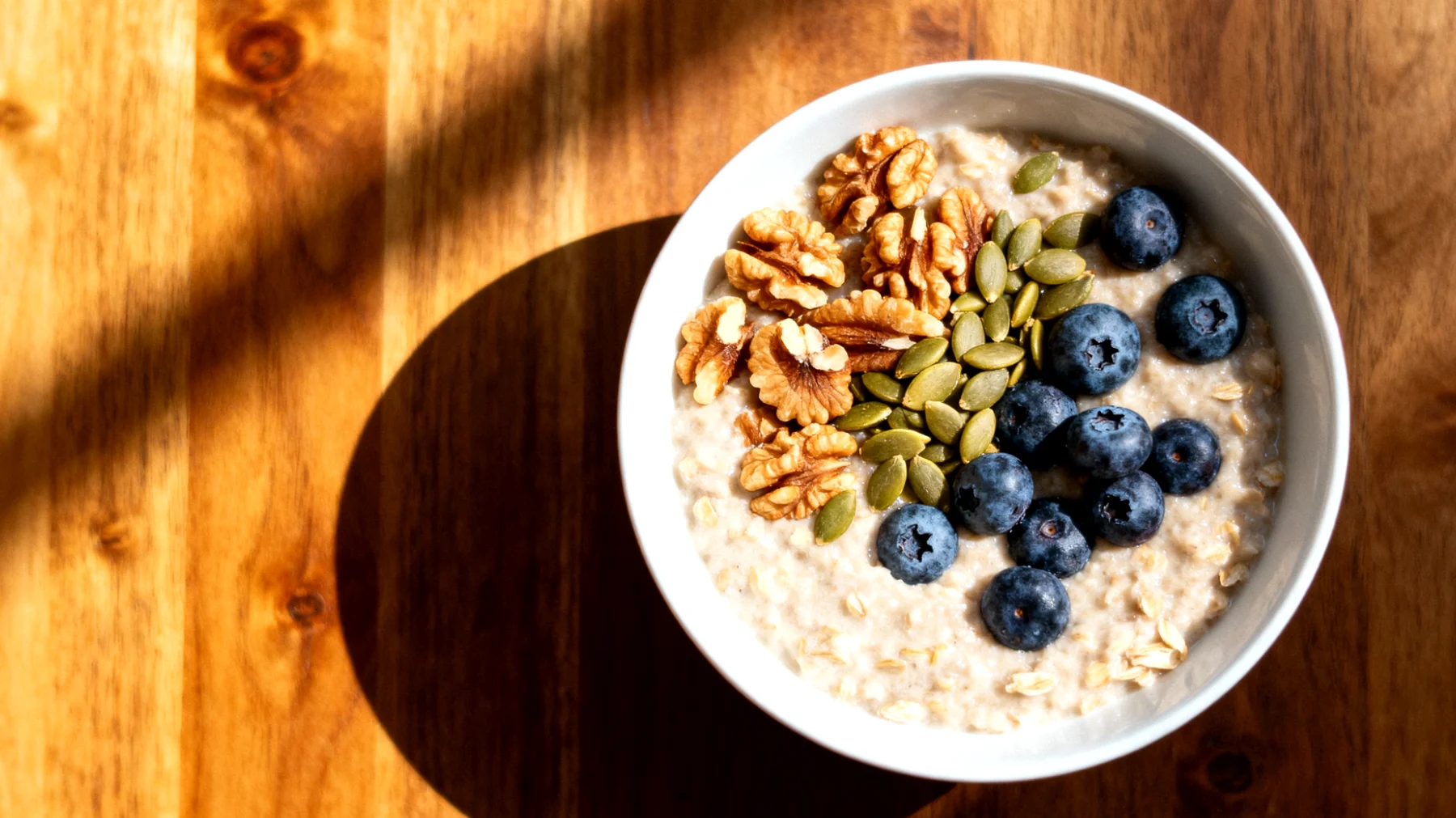 Porridge di avena con noci, semi di zucca e mirtilli"