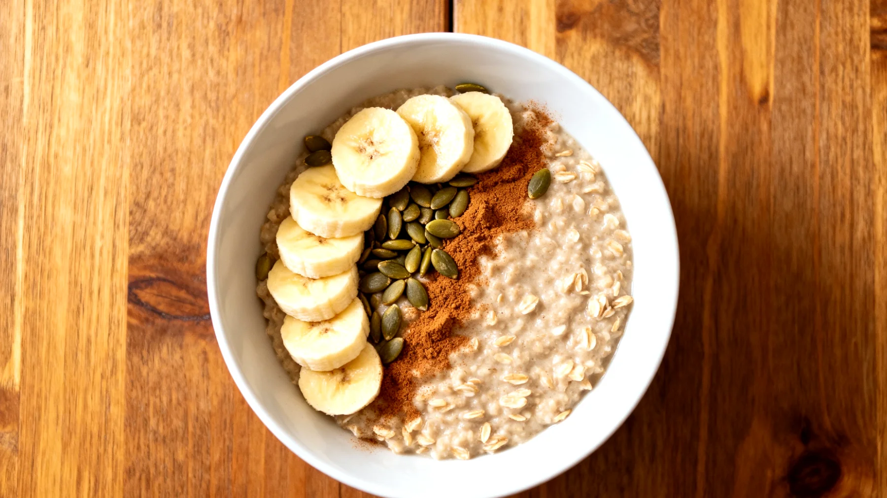 Porridge di avena con semi di zucca, cannella e banana"