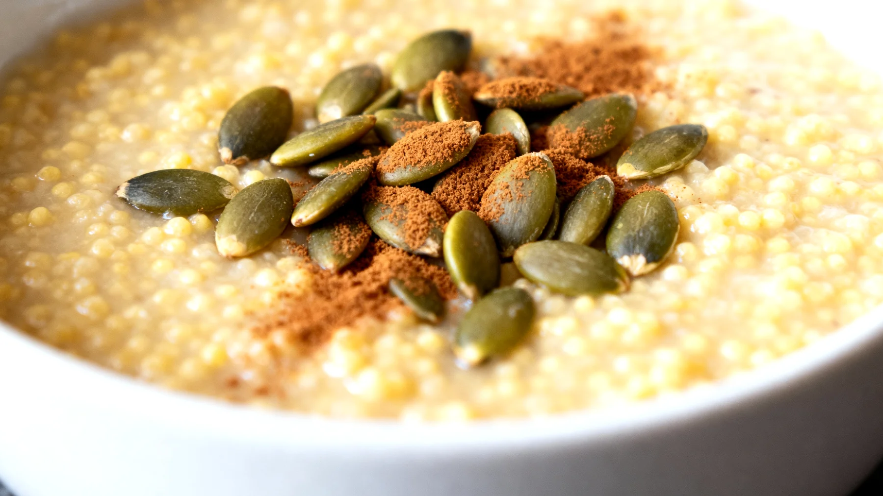Porridge di miglio con semi di zucca e cannella"
