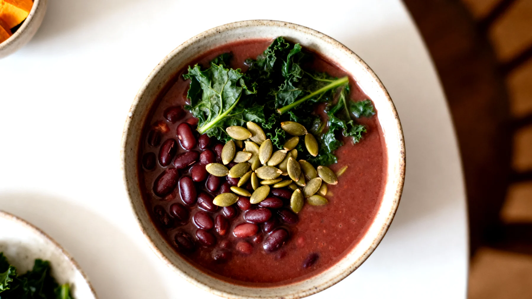 Zuppa di azuki rossi con verdure amare e semi di zucca"