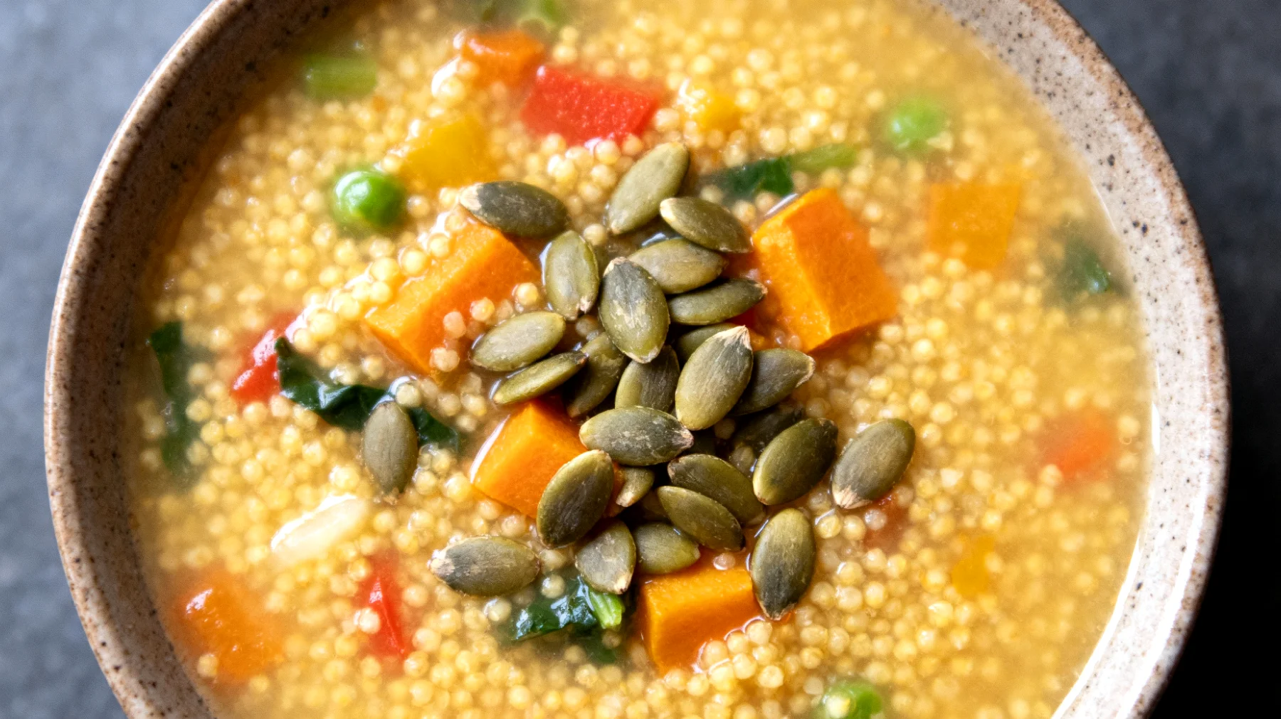Zuppa di miglio con verdure e semi di zucca"