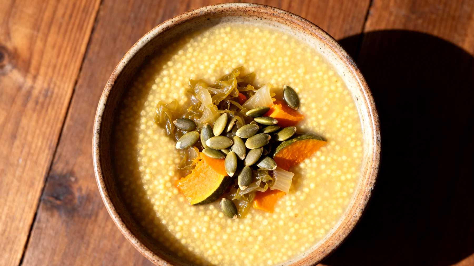 Zuppa di miglio con verdure fermentate e semi di zucca"