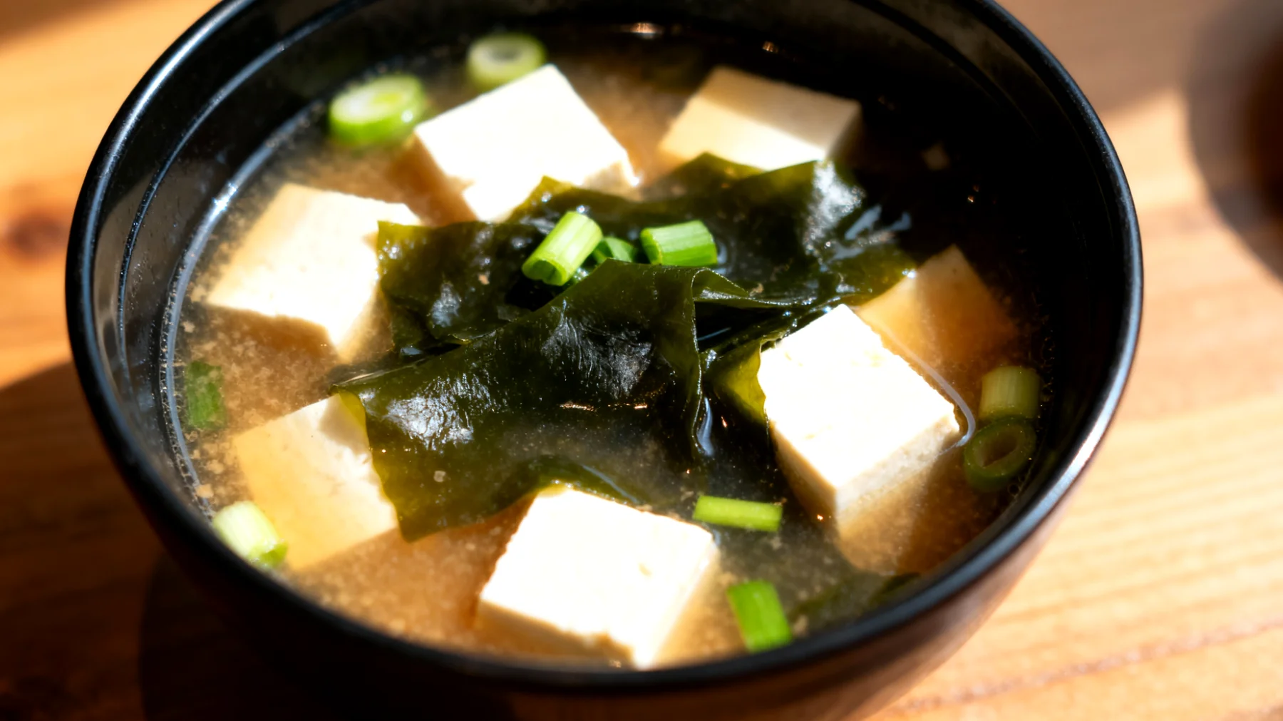 Zuppa di miso con alga wakame e tofu"