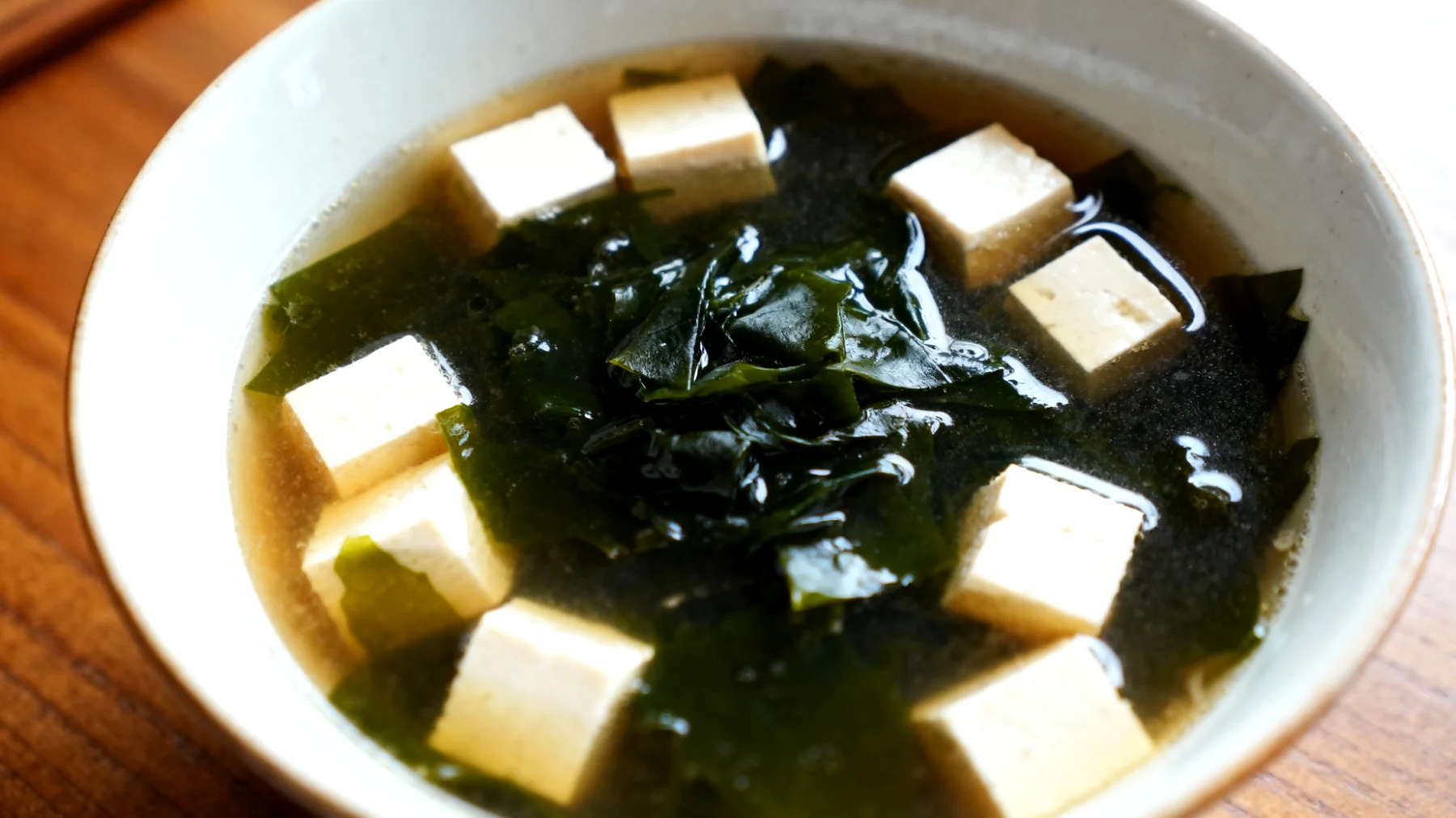 Zuppa di miso con alga wakame e tofu"