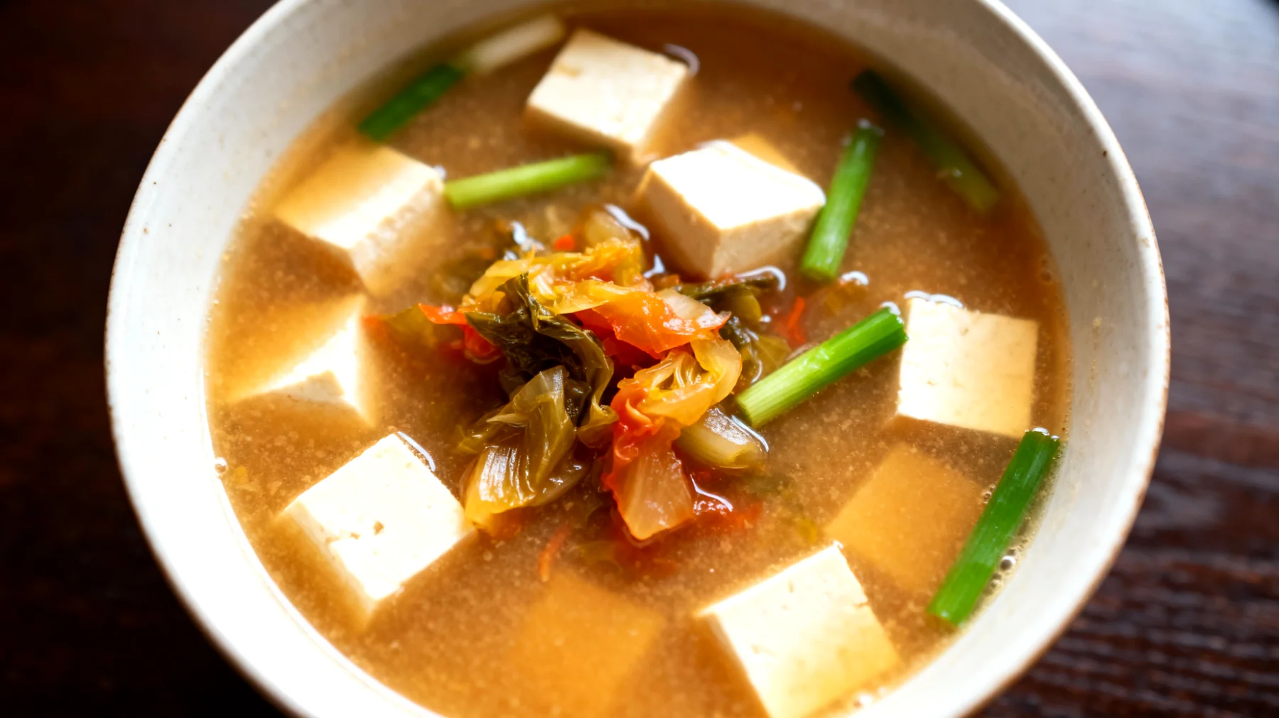 Zuppa di miso con verdure fermentate e tofu"