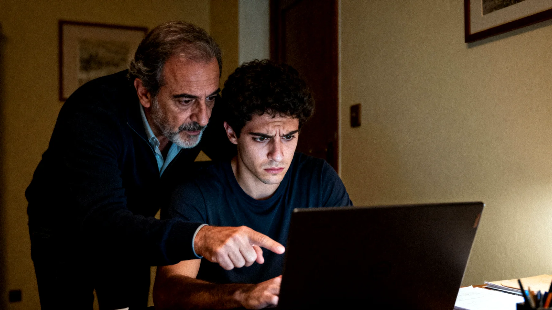 Un papà che fatica a lasciare autonomia al figlio giovane adulto, intervenendo costantemente nelle sue scelte lavorative, relazionali ed economiche, impedendogli di affrontare le normali sfide della vita adulta e creando tensioni e frustrazione reciproca."