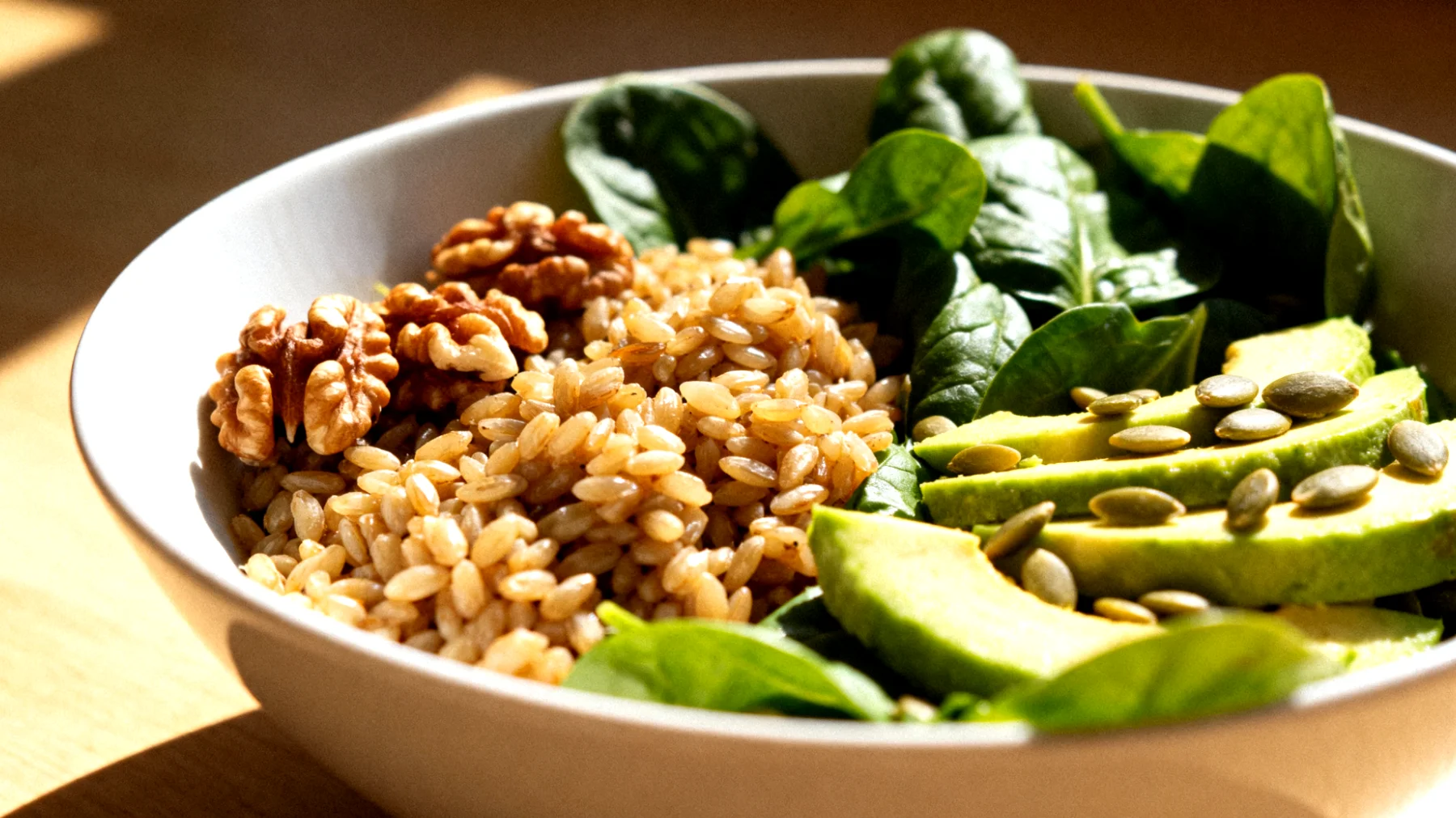 Insalata di farro con noci, spinacini freschi, avocado e semi di zucca"