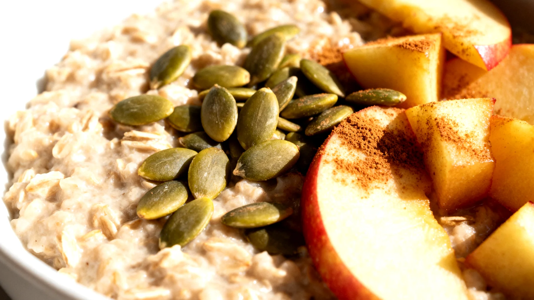 Porridge di avena con semi di zucca, mela cotta e cannella"